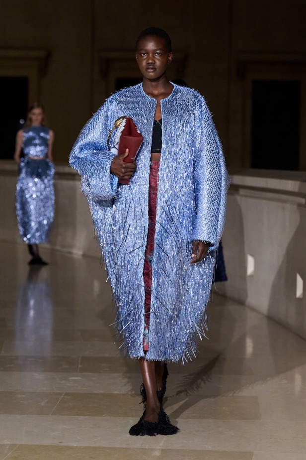 Erdem لخريف وشتاء 2025: لوحات حالمة تنبض بالحركة.. تحكي قصصًا من الذكريات والضوء (فيديو)