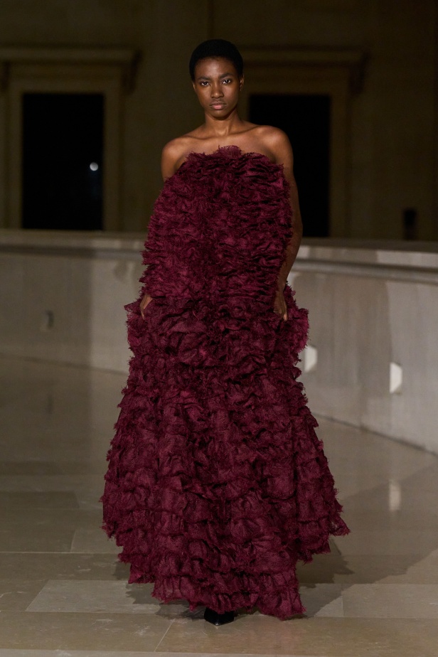 Erdem لخريف وشتاء 2025: لوحات حالمة تنبض بالحركة.. تحكي قصصًا من الذكريات والضوء (فيديو)