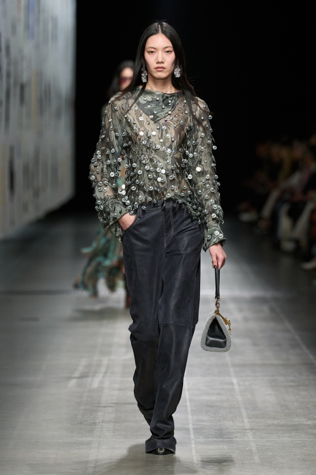 مجموعة Etro خريف 2025 للملابس الجاهزة: تطوّر دائم.. إنها Etro Magma