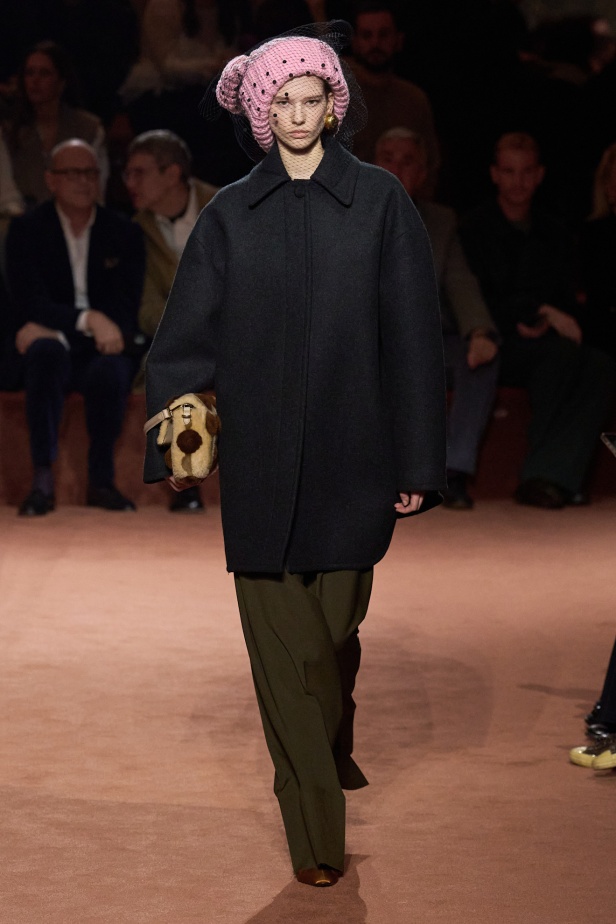 علامة Fendi تعرض أناقة تصاميمها مباشرة من ميلانو