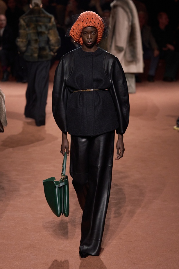 علامة Fendi تعرض أناقة تصاميمها مباشرة من ميلانو