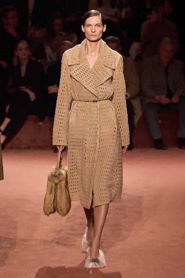 علامة Fendi تعرض أناقة تصاميمها مباشرة من ميلانو