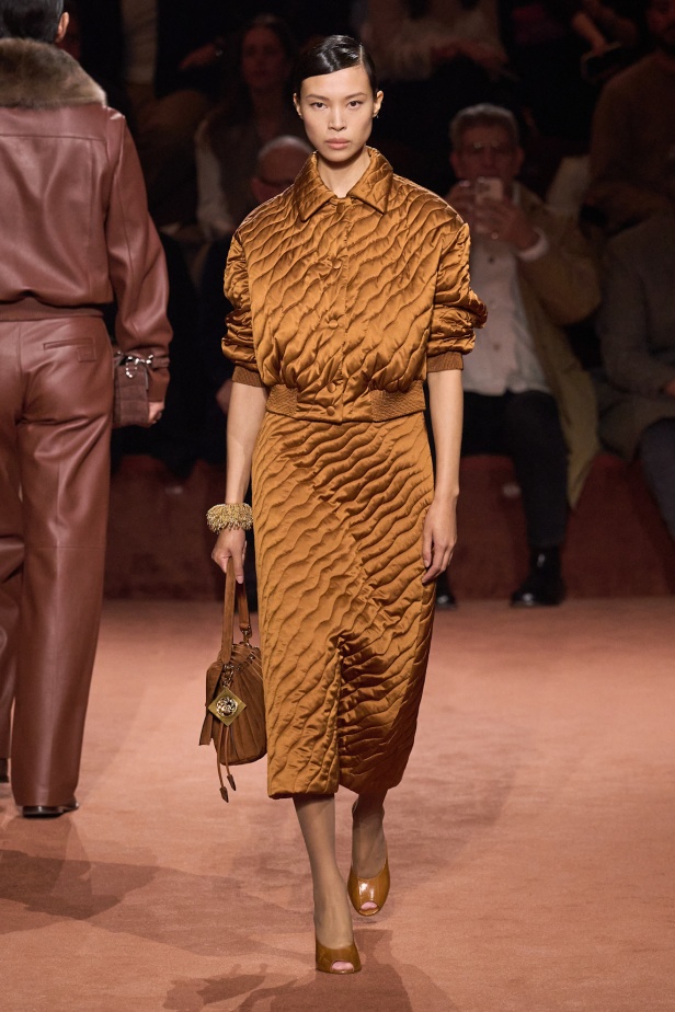 علامة Fendi تعرض أناقة تصاميمها مباشرة من ميلانو