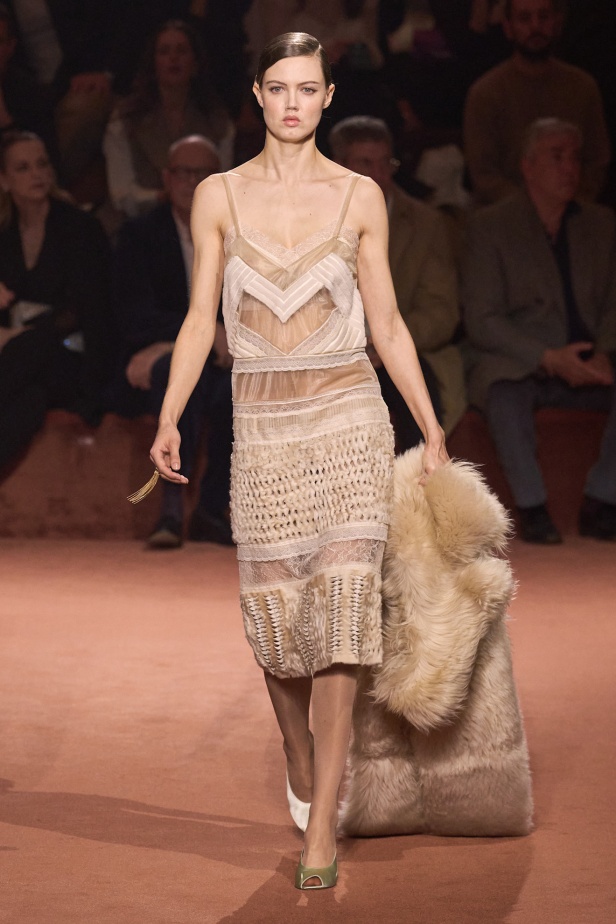 علامة Fendi تعرض أناقة تصاميمها مباشرة من ميلانو