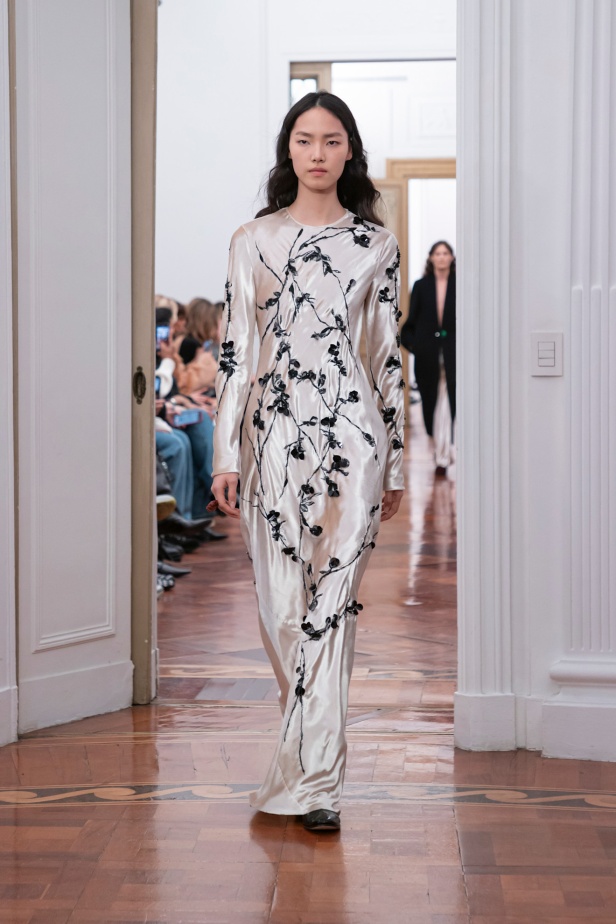 عرض أزياء Alberta Ferretti لموسم خريف وشتاء 2025