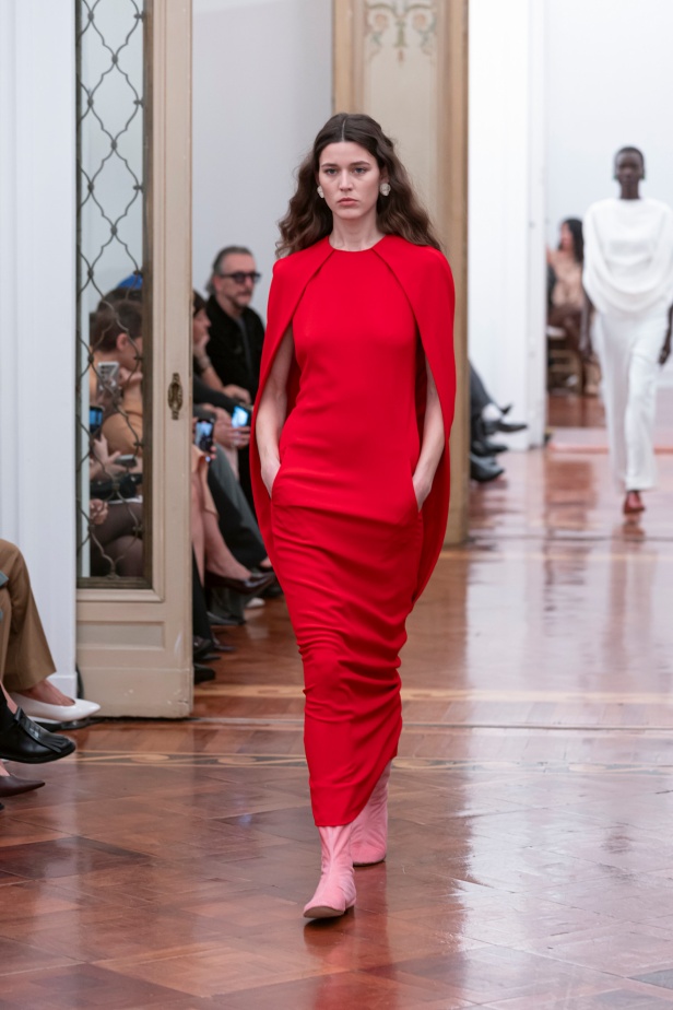 عرض أزياء Alberta Ferretti لموسم خريف وشتاء 2025