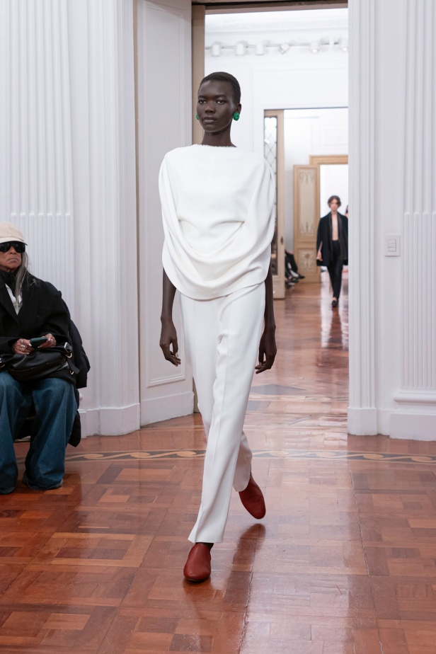 عرض أزياء Alberta Ferretti لموسم خريف وشتاء 2025