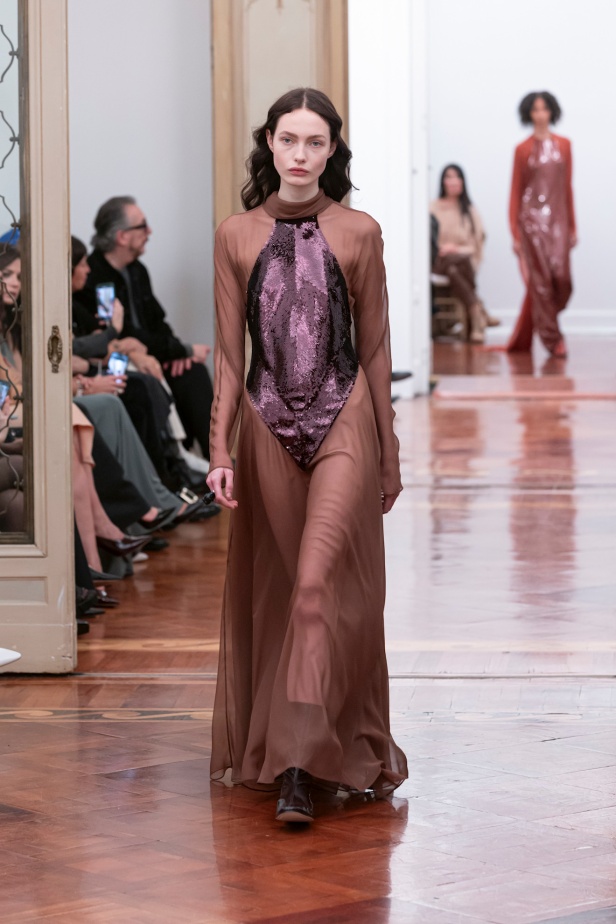 عرض أزياء Alberta Ferretti لموسم خريف وشتاء 2025
