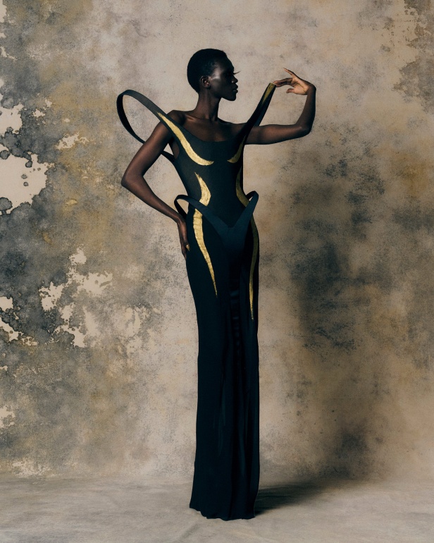 Harris Reed يجسد "الهشاشة والغضب" في مجموعة خريف 2025