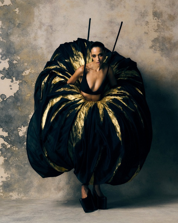 Harris Reed يجسد "الهشاشة والغضب" في مجموعة خريف 2025