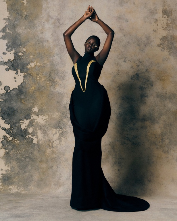 Harris Reed يجسد "الهشاشة والغضب" في مجموعة خريف 2025