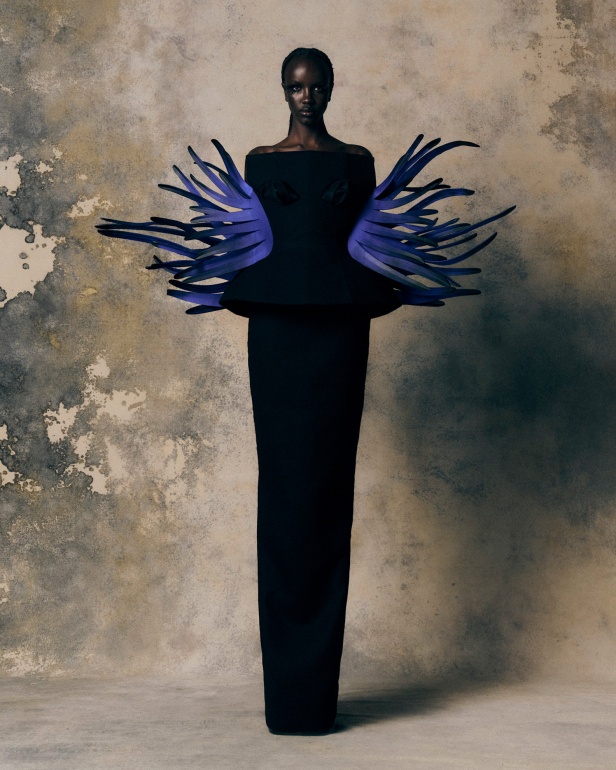 Harris Reed يجسد "الهشاشة والغضب" في مجموعة خريف 2025