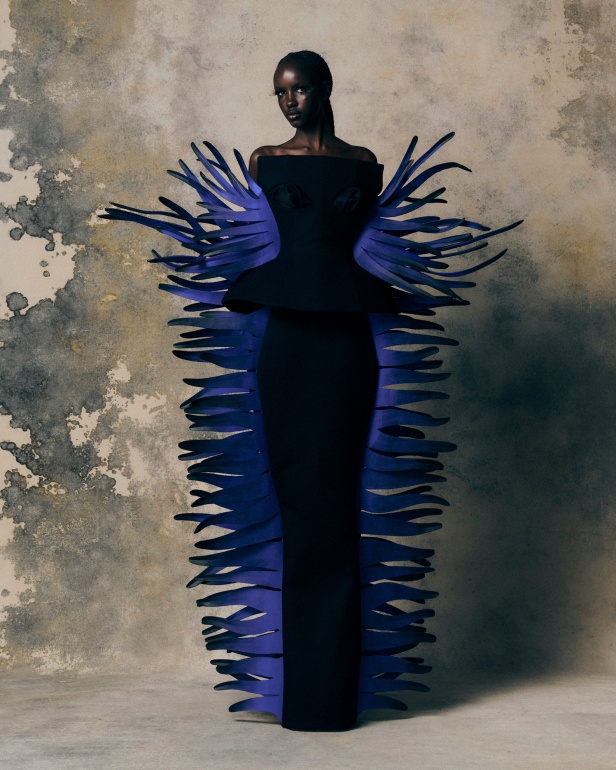 Harris Reed يجسد "الهشاشة والغضب" في مجموعة خريف 2025