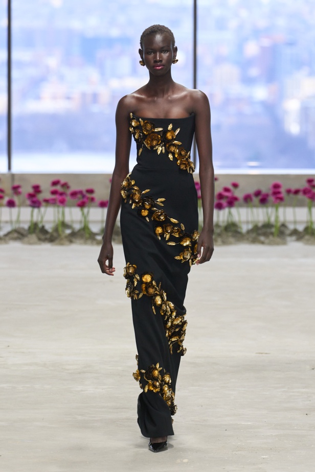 كارولينا هيريرا لخريف 2025: حديقة متفتحة، وإرث ينبض بالحياة