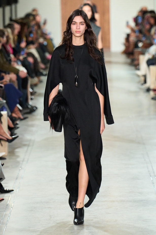 "مايكل كورس" خريف و شتاء 2025 فنّ الأناقة الأُحادية و الفخامة الهادئة 