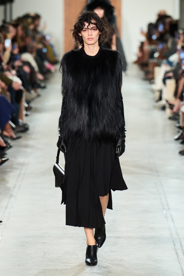 "مايكل كورس" خريف و شتاء 2025 فنّ الأناقة الأُحادية و الفخامة الهادئة 