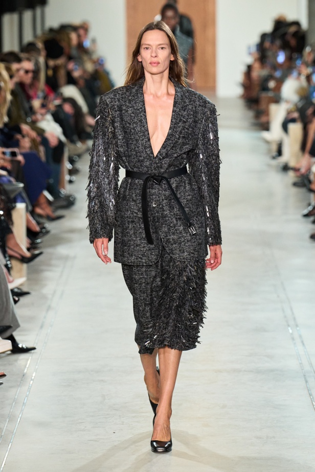 "مايكل كورس" خريف و شتاء 2025 فنّ الأناقة الأُحادية و الفخامة الهادئة 