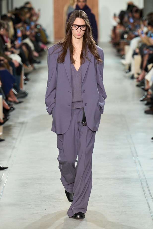 "مايكل كورس" خريف و شتاء 2025 فنّ الأناقة الأُحادية و الفخامة الهادئة 