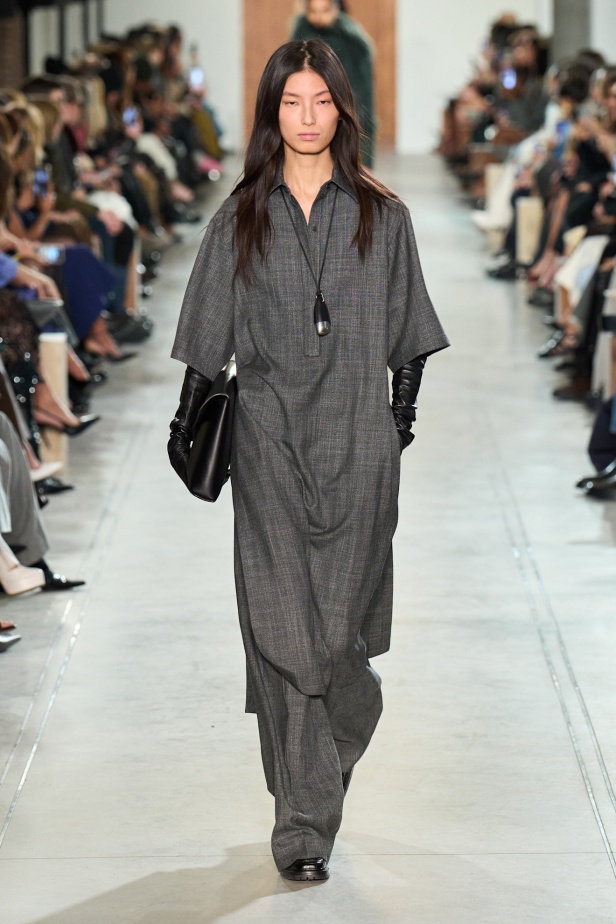 "مايكل كورس" خريف و شتاء 2025 فنّ الأناقة الأُحادية و الفخامة الهادئة 