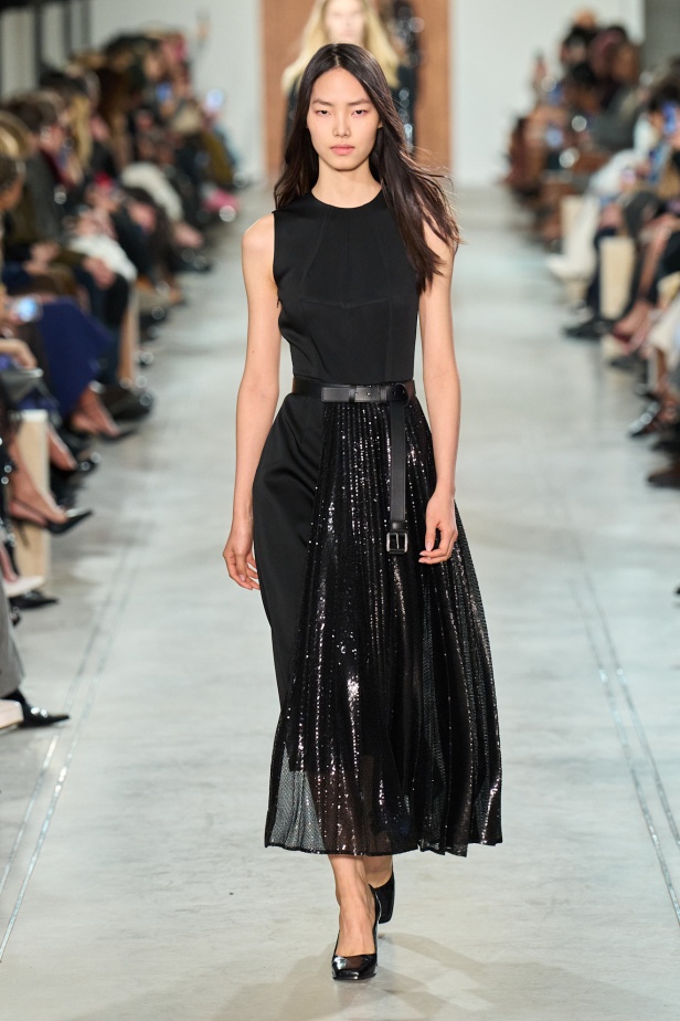 "مايكل كورس" خريف و شتاء 2025 فنّ الأناقة الأُحادية و الفخامة الهادئة 