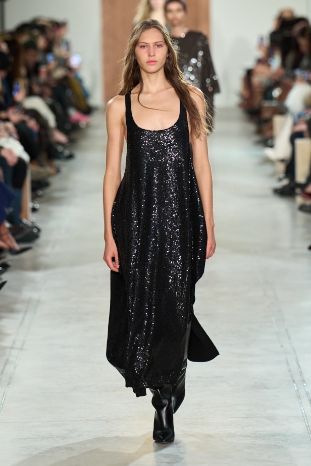 "مايكل كورس" خريف و شتاء 2025 فنّ الأناقة الأُحادية و الفخامة الهادئة 