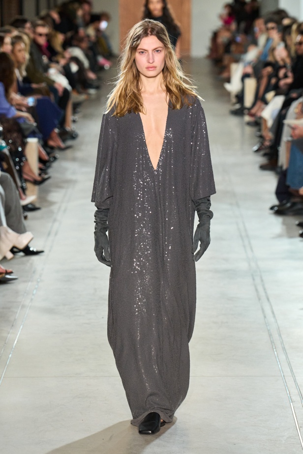 "مايكل كورس" خريف و شتاء 2025 فنّ الأناقة الأُحادية و الفخامة الهادئة 