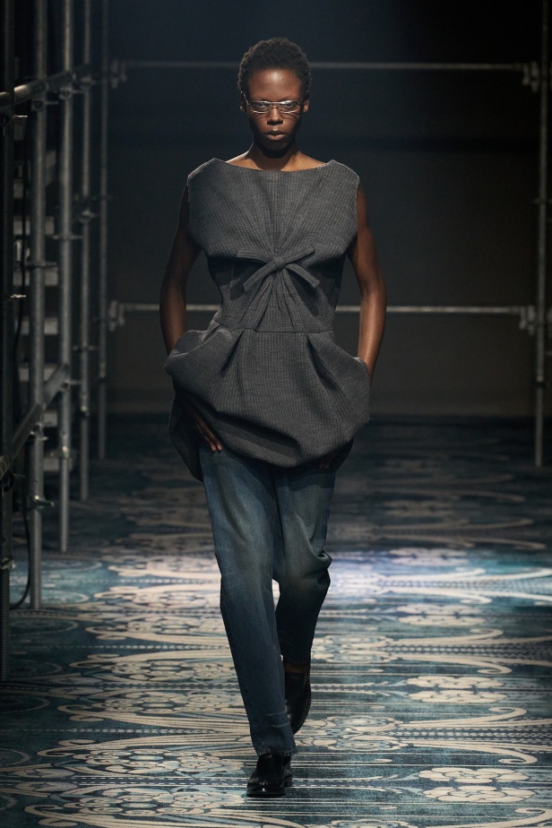 PRADA خريف 2025: تمرُّدٌ فكريٌّ على حافةِ الجمال (فيديو)