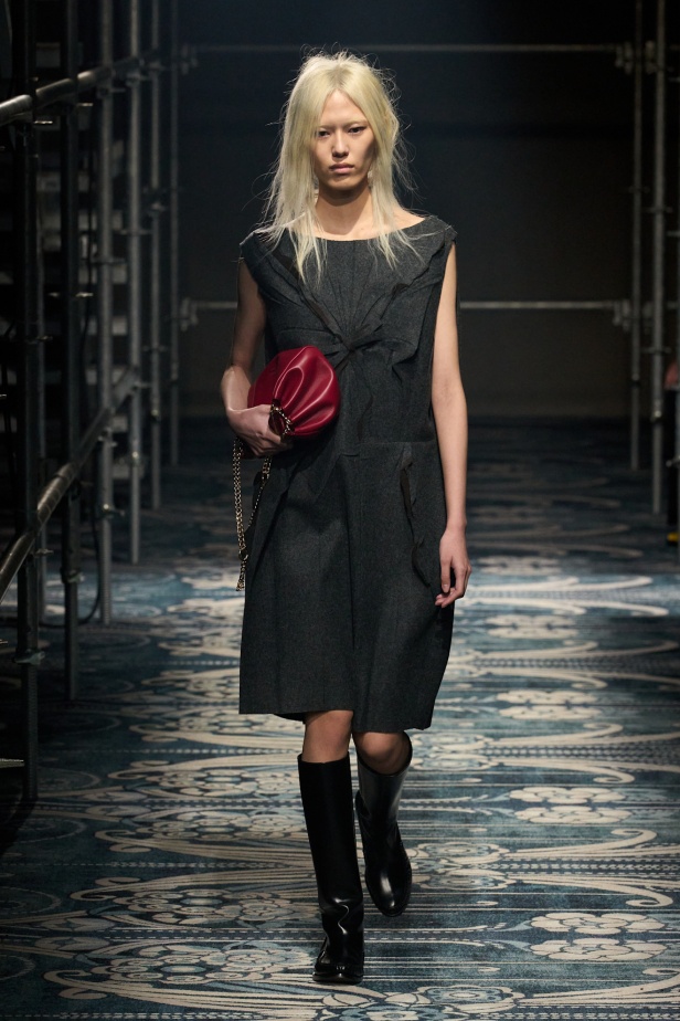 PRADA خريف 2025: تمرُّدٌ فكريٌّ على حافةِ الجمال (فيديو)