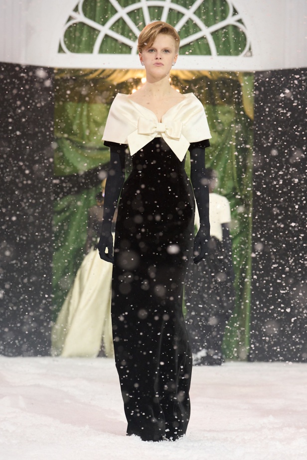 مجموعة خريف وشتاء 2025 للملابس الجاهزة من Richard Quinn: سيمفونية الأناقة المتلألئة وسط عاصفة ثلجية في لندن (فيديو)