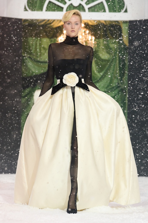 مجموعة خريف وشتاء 2025 للملابس الجاهزة من Richard Quinn: سيمفونية الأناقة المتلألئة وسط عاصفة ثلجية في لندن (فيديو)