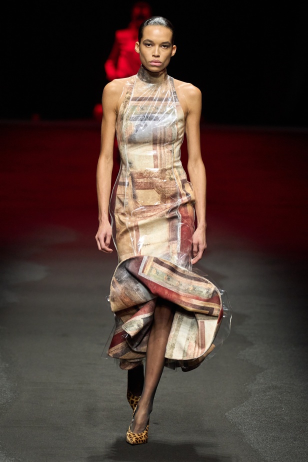 علامة Roberto Cavalli لا تتخلى عن أسلوبها الماكسيمالي لموسم خريف وشتاء 2025