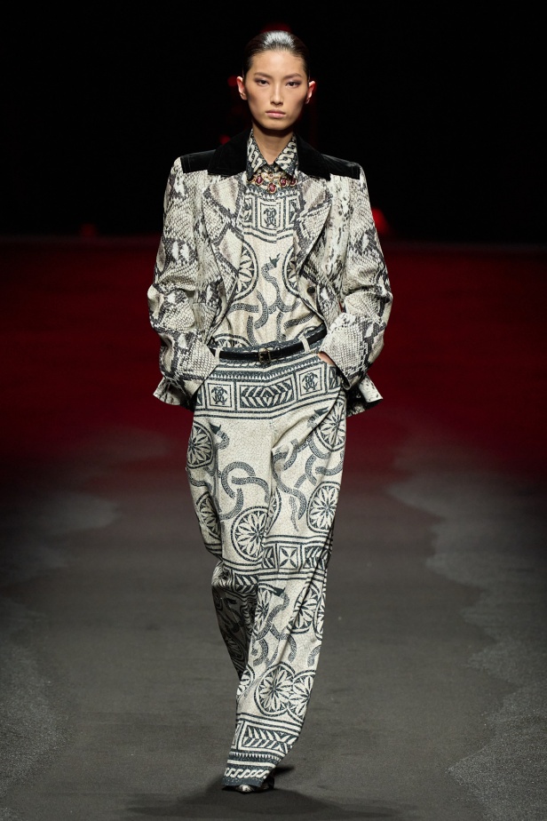 علامة Roberto Cavalli لا تتخلى عن أسلوبها الماكسيمالي لموسم خريف وشتاء 2025