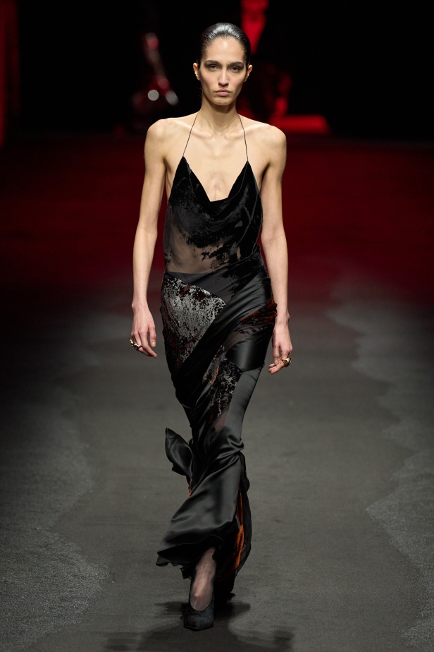 علامة Roberto Cavalli لا تتخلى عن أسلوبها الماكسيمالي لموسم خريف وشتاء 2025