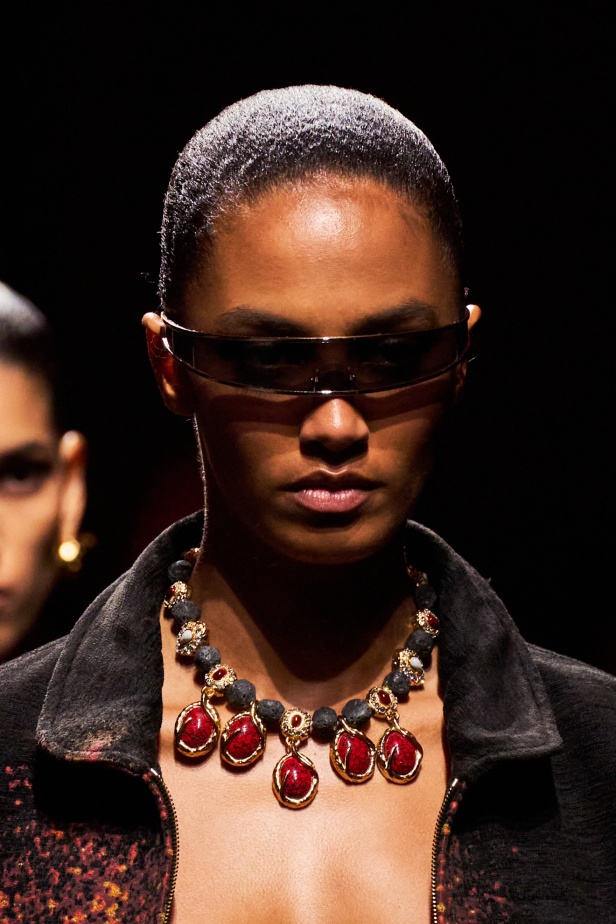 علامة Roberto Cavalli لا تتخلى عن أسلوبها الماكسيمالي لموسم خريف وشتاء 2025