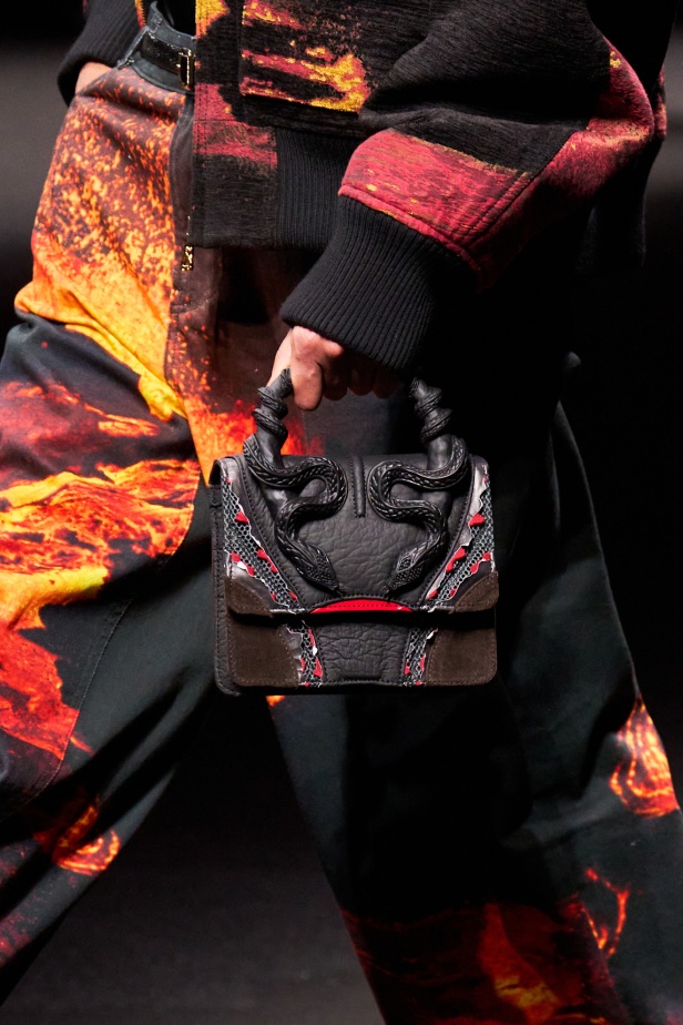 علامة Roberto Cavalli لا تتخلى عن أسلوبها الماكسيمالي لموسم خريف وشتاء 2025