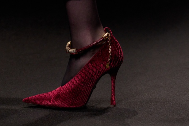 علامة Roberto Cavalli لا تتخلى عن أسلوبها الماكسيمالي لموسم خريف وشتاء 2025