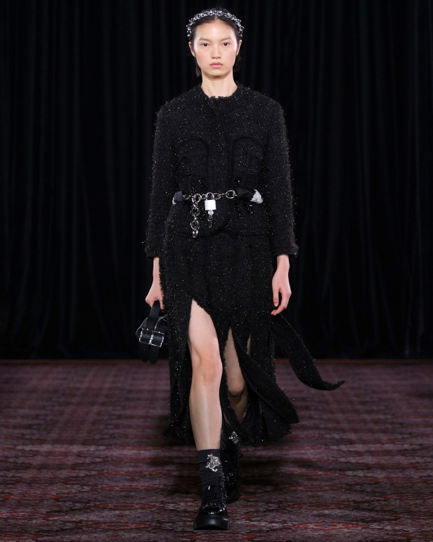 مجموعة سيمون روشا تمزج الرومانسية السوداء والأنوثة البريئة