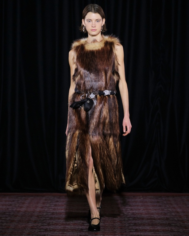 مجموعة سيمون روشا تمزج الرومانسية السوداء والأنوثة البريئة