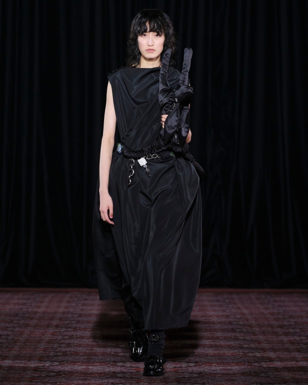 مجموعة سيمون روشا تمزج الرومانسية السوداء والأنوثة البريئة