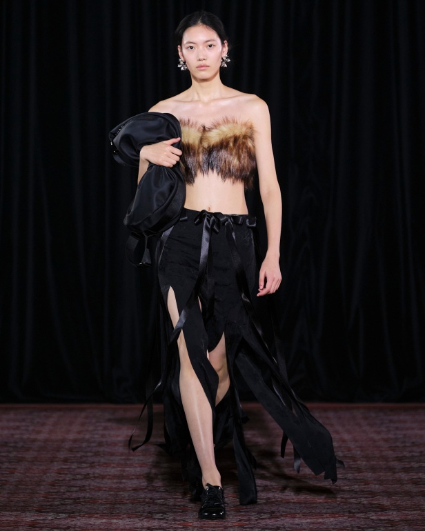 مجموعة سيمون روشا تمزج الرومانسية السوداء والأنوثة البريئة