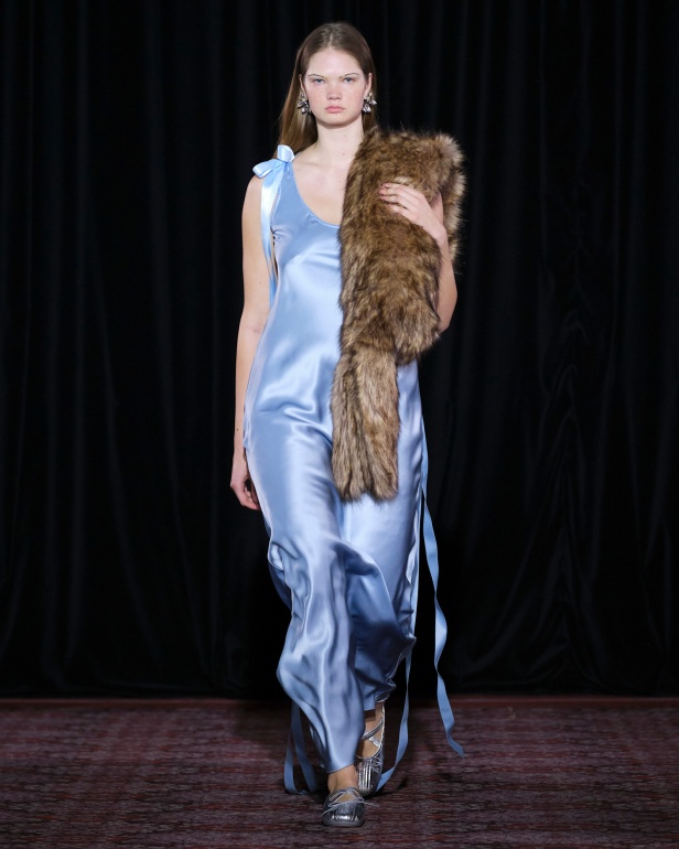 مجموعة سيمون روشا تمزج الرومانسية السوداء والأنوثة البريئة