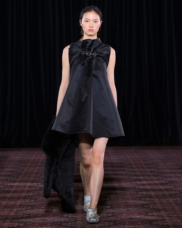 مجموعة سيمون روشا تمزج الرومانسية السوداء والأنوثة البريئة