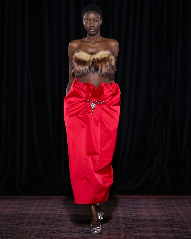 مجموعة سيمون روشا تمزج الرومانسية السوداء والأنوثة البريئة