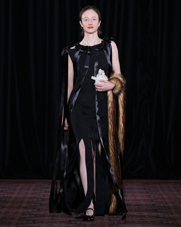 مجموعة سيمون روشا تمزج الرومانسية السوداء والأنوثة البريئة