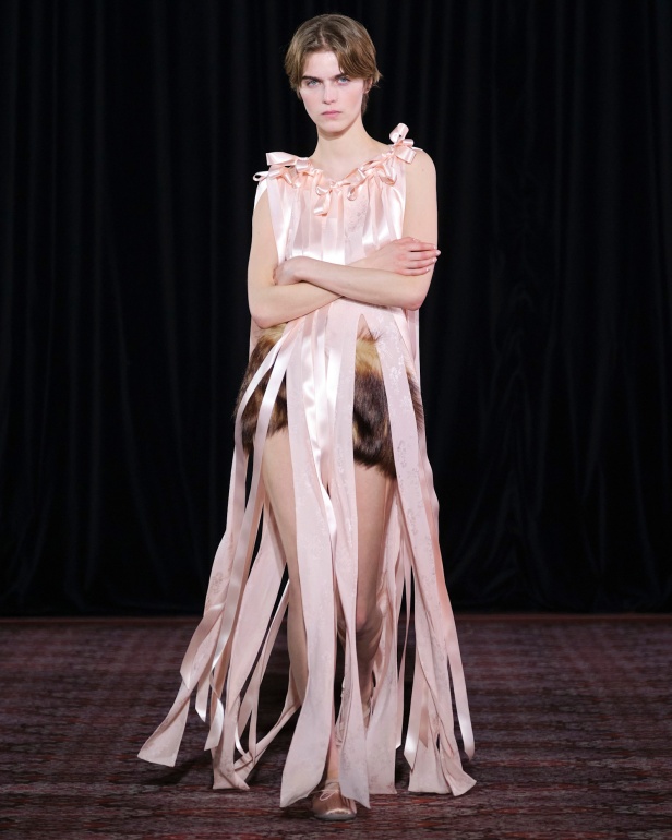 مجموعة سيمون روشا تمزج الرومانسية السوداء والأنوثة البريئة