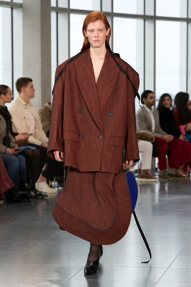 مجموعة Roksanda للملابس الجاهزة لخريف وشتاء 2025