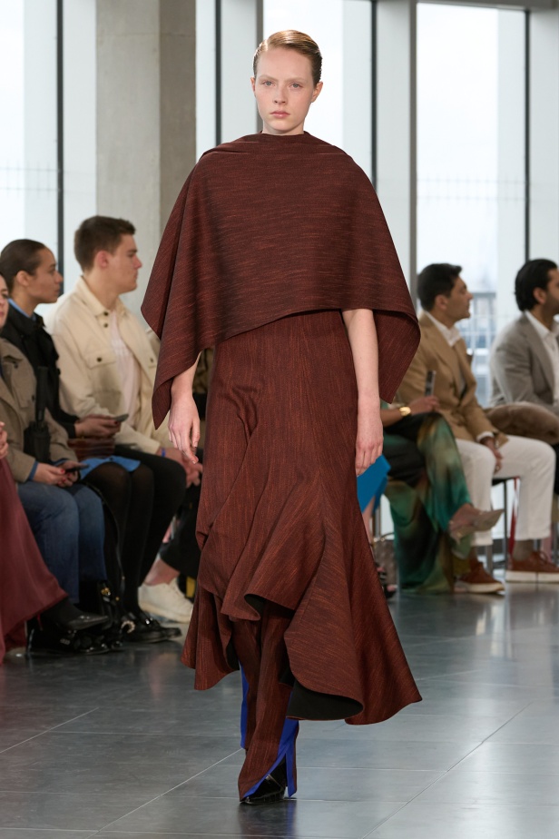 مجموعة Roksanda للملابس الجاهزة لخريف وشتاء 2025