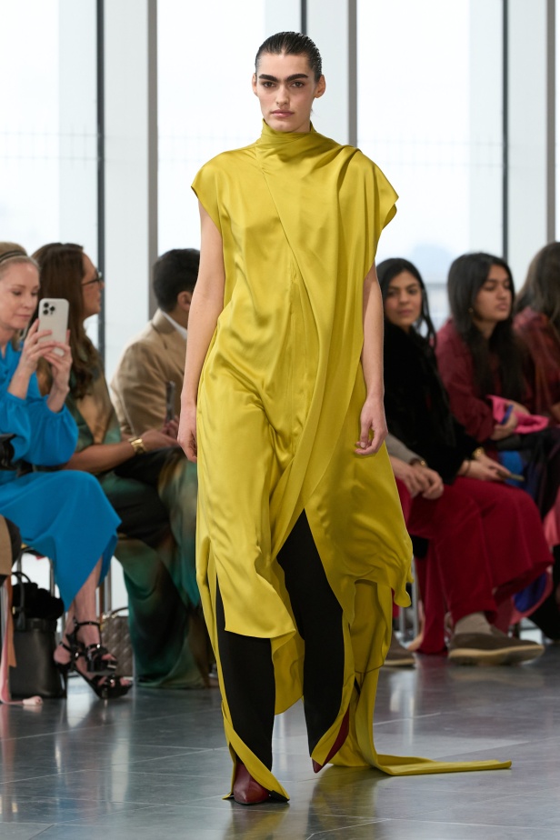 مجموعة Roksanda للملابس الجاهزة لخريف وشتاء 2025