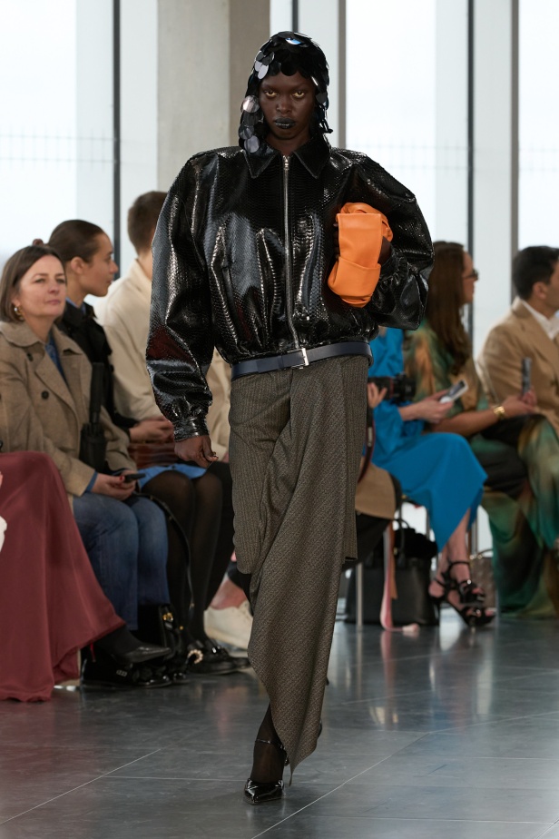 مجموعة Roksanda للملابس الجاهزة لخريف وشتاء 2025