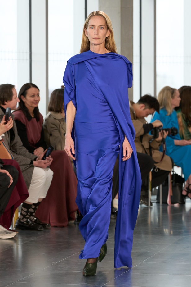 مجموعة Roksanda للملابس الجاهزة لخريف وشتاء 2025